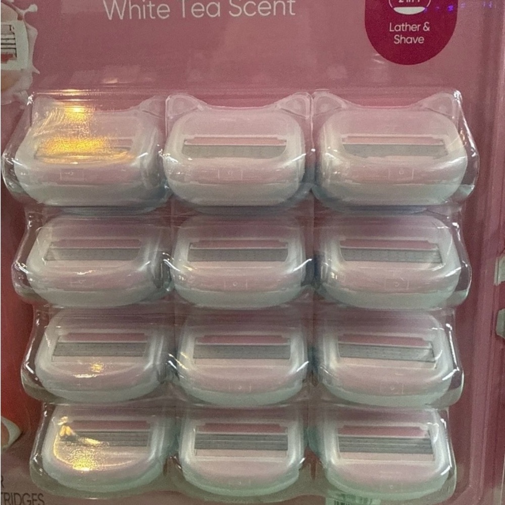 Gillette Venus Comfortglide White Tea Scent 1 Razor Plus 12 Cartridges NEW - Picture 6 of 7